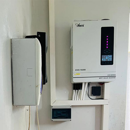 Sistem Tenaga Surya Off-grid 10,2kW dengan Penyimpanan Energi Bertingkat untuk Rumah Tangga di Uganda